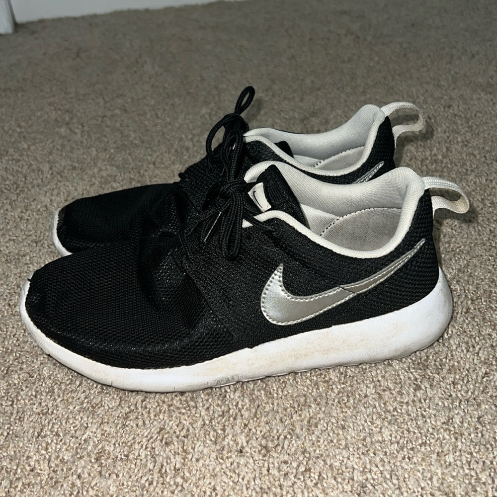 Black Nike roshe sneakers
